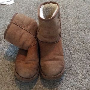 Tan short uggs